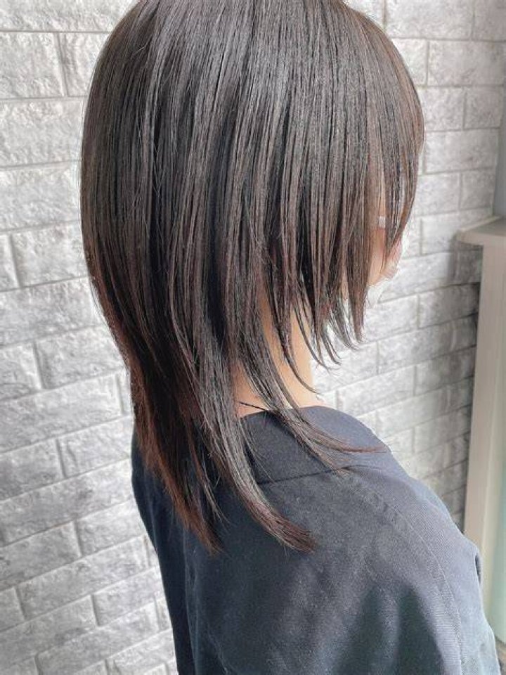 中学生男子のウルフカットとショートレイヤースタイル