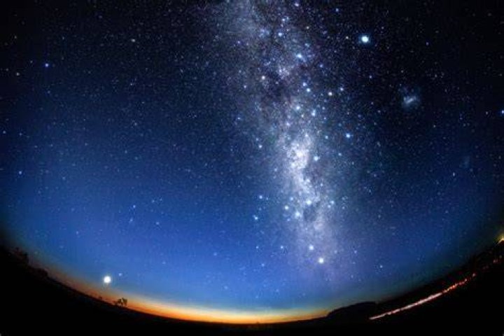 岡山の夜空に上がる花火のイメージ