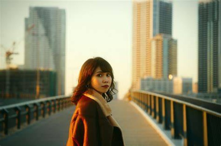 自然体のポートレートとスレンダー女性のファッションイメージ